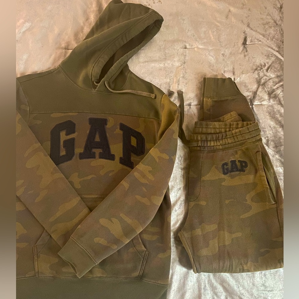 GAP Hoodie w/ matching sweatpants! Very good condition, great quality Men’s sm